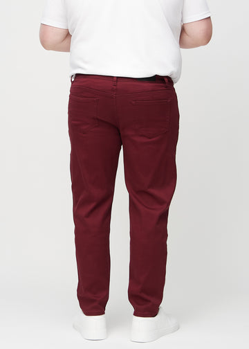 Mörkröda regular jeans sett bakifrån på en plus-size-modell, så att man kan se hela produkten.