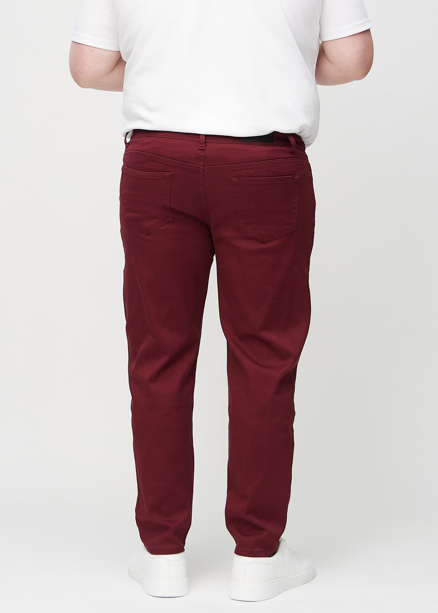 Mörkröda regular jeans sett bakifrån på en plus-size-modell, så att man kan se hela produkten.