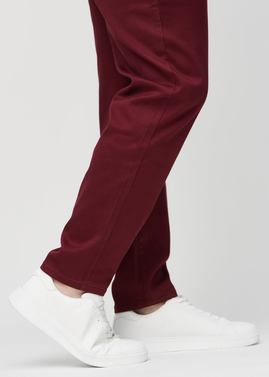 Anklarna på en plus-size-modell, så att man kan se hur löst jeansen sitter.