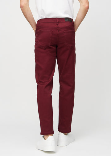 Mörkröda regular jeans sett bakifrån, så att man kan se hela produkten.