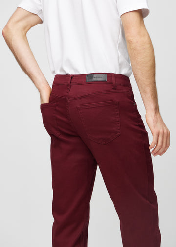 Mörkröda regular jeans sett bakifrån på nära håll för att visa detaljer.