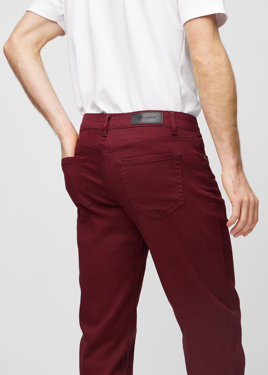 Mörkröda regular jeans sett bakifrån på nära håll för att visa detaljer.