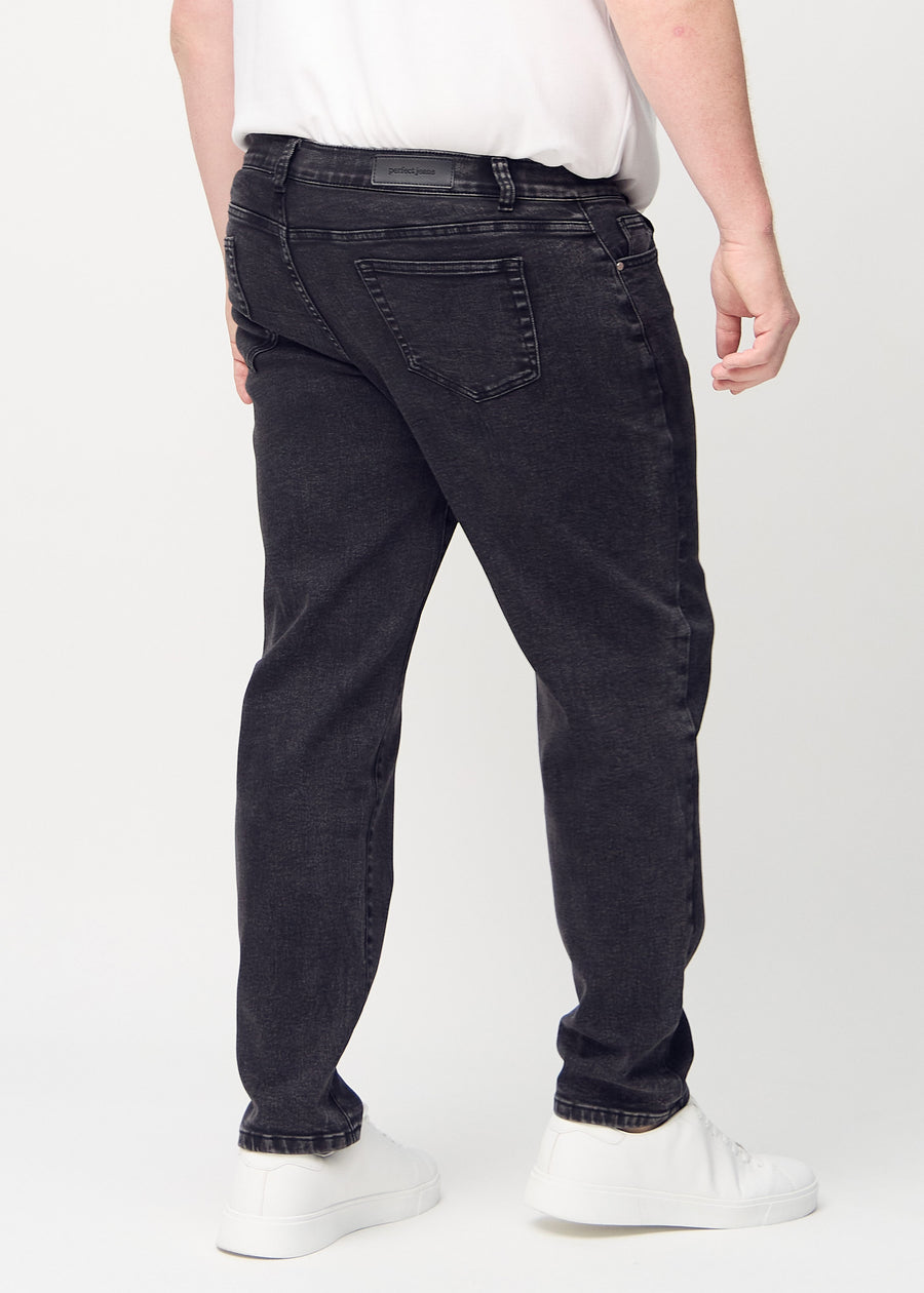 Mörkgrå denim regular jeans sedd bakifrån på en plus-size-modell, så att man kan se hela produkten.