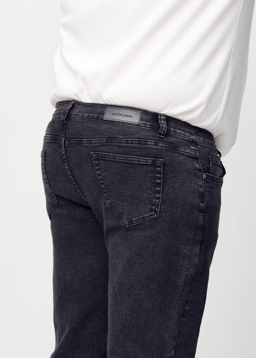 Mörkgrå denim regular jeans sedd bakifrån på nära håll på en plus-size-modell för att visa detaljer.