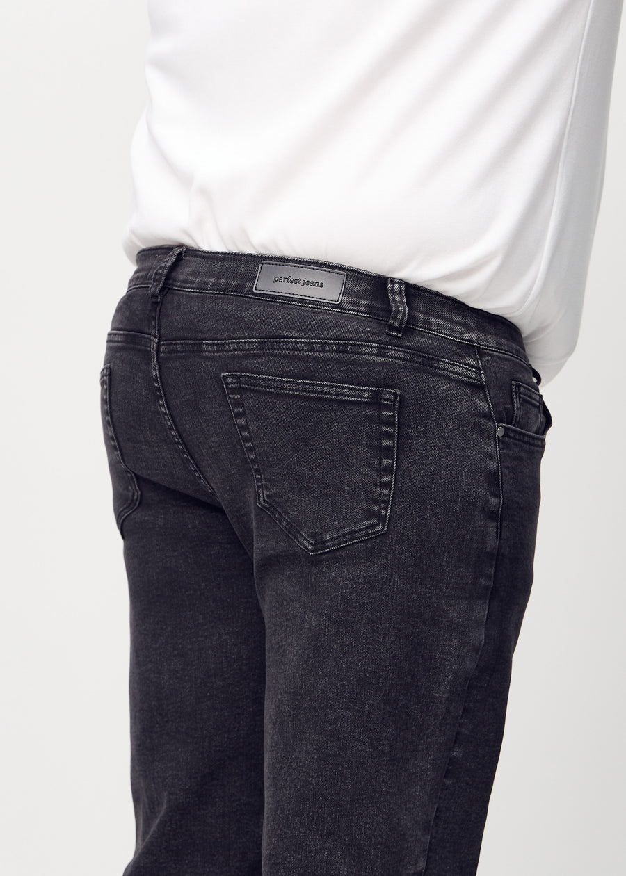 Mörkgrå denim regular jeans sedd bakifrån på nära håll på en plus-size-modell för att visa detaljer.