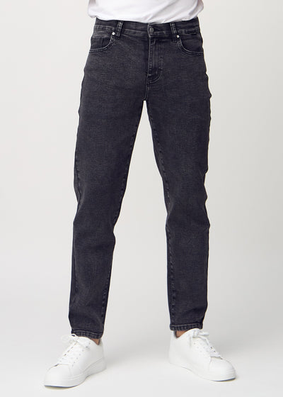 Mörkgrå denim regular jeans, modellnamn Shadows, som går rakt ner längs benet, sett framifrån.