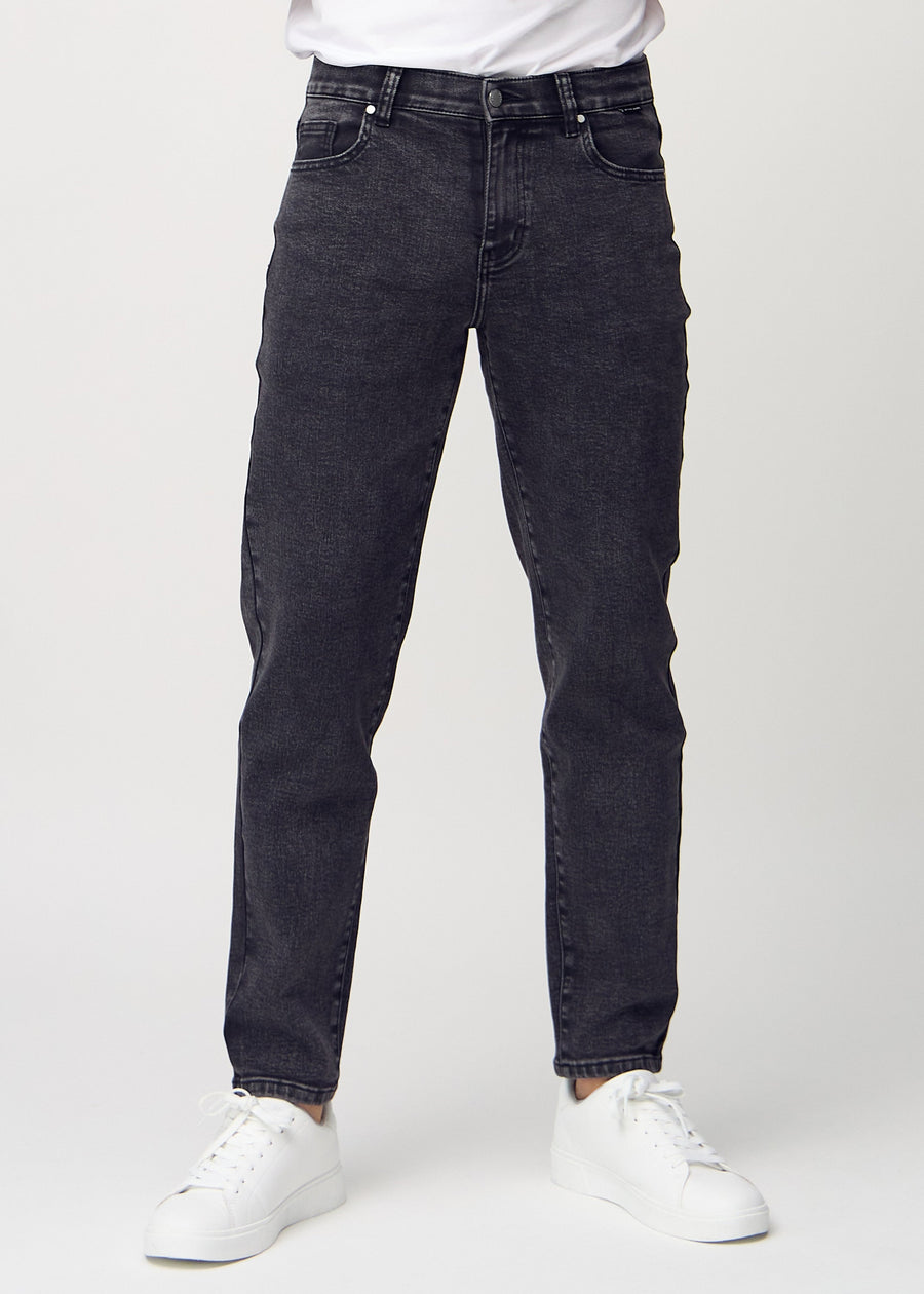 Mörkgrå denim regular jeans, modellnamn Shadows, som går rakt ner längs benet, sett framifrån.