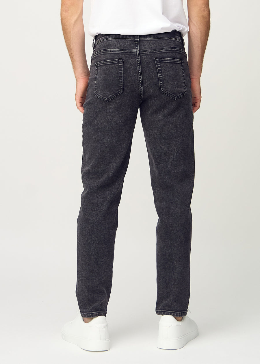 Mörkgrå denim regular jeans sedd bakifrån, så att man kan se hela produkten.