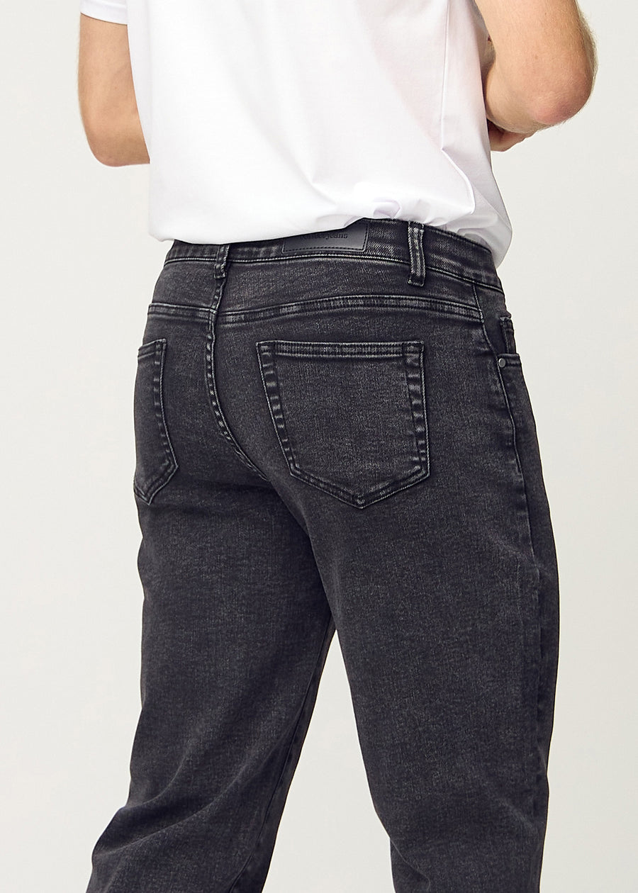 Mörkgrå denim regular jeans sedd bakifrån på nära håll för att visa detaljer.