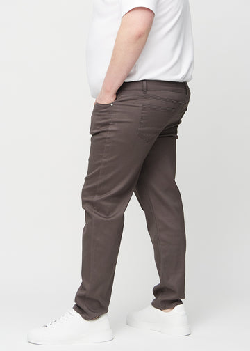 Gråbruna regular jeans sedda från sidan på en plus size-modell.