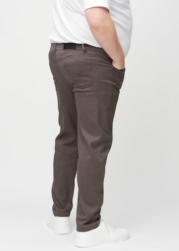 Gråbruna regular jeans sedda bakifrån på en plus size-modell, så att man kan se hela produkten.