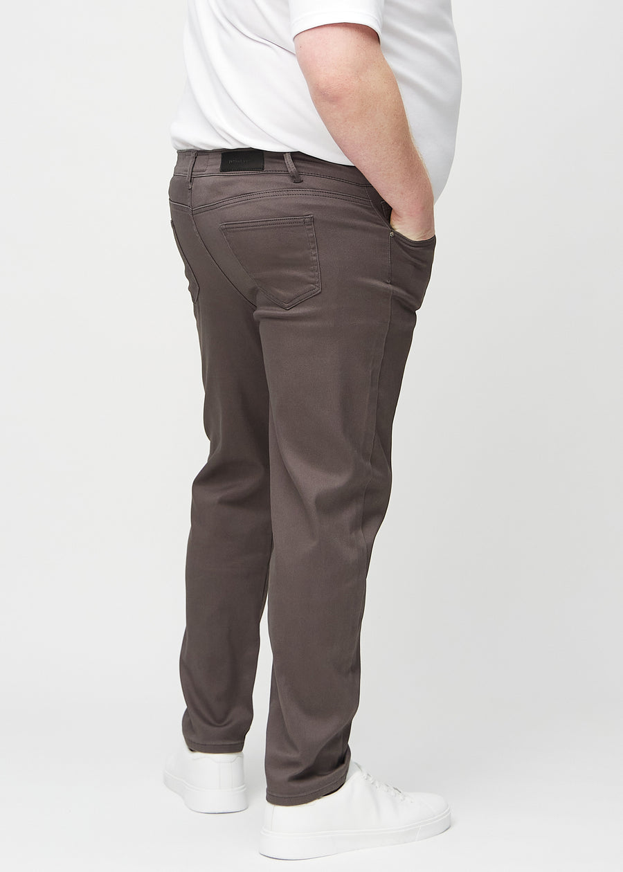 Gråbruna regular jeans sedda bakifrån på en plus size-modell, så att man kan se hela produkten.