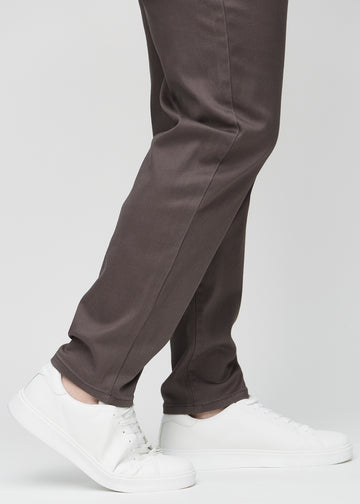 Anklarna på en plus size-modell, så att man kan se hur löst jeansen sitter.