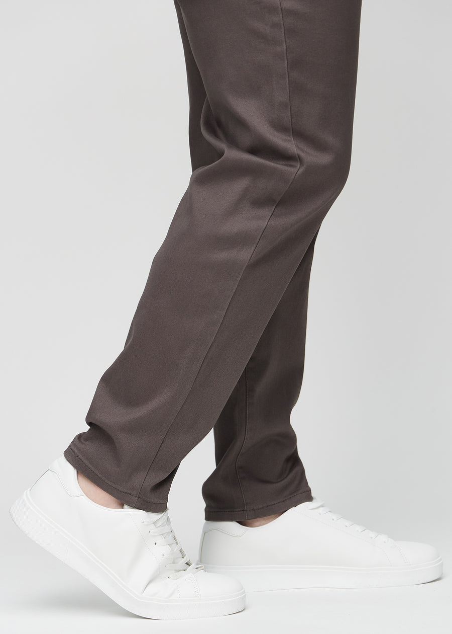 Anklarna på en plus size-modell, så att man kan se hur löst jeansen sitter.