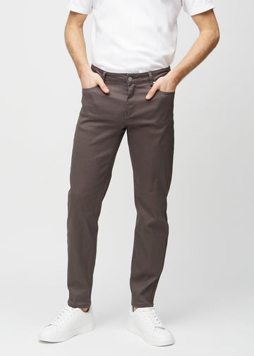 Gråbruna regular jeans, modellnamn Thunders, som går rakt ner längs benen, sedd framifrån.