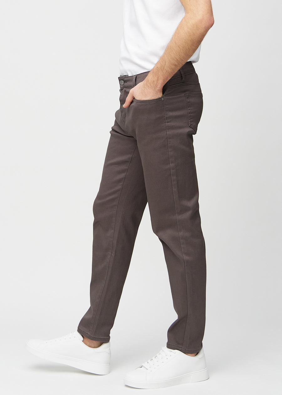 Gråbruna regular jeans sedda från sidan på modell.