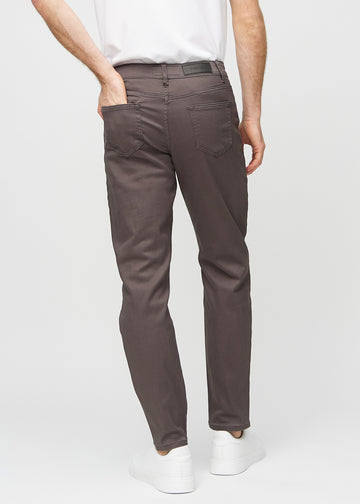 Gråbruna regular jeans sedda bakifrån, så att man kan se hela produkten.
