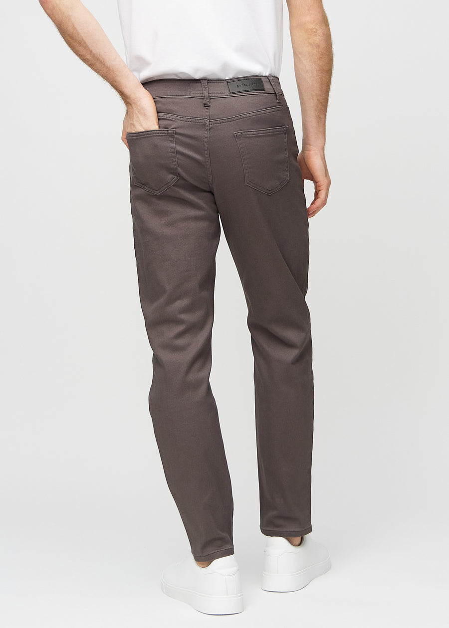 Gråbruna regular jeans sedda bakifrån, så att man kan se hela produkten.