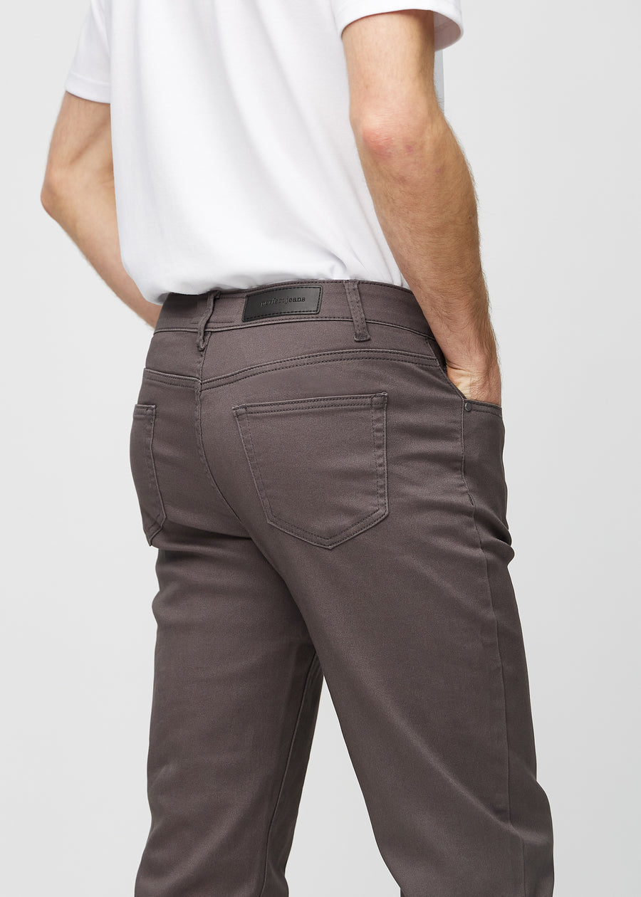 Gråbruna regular jeans sedda bakifrån i närbild för att visa detaljer.