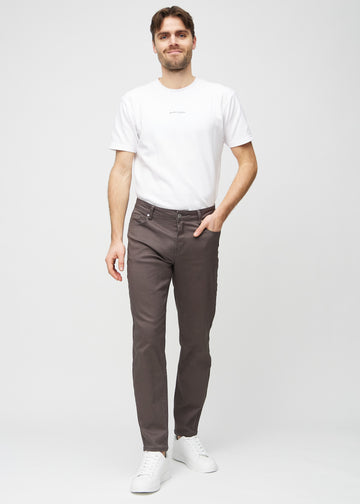 Helbild av modell i gråbruna regular jeans.