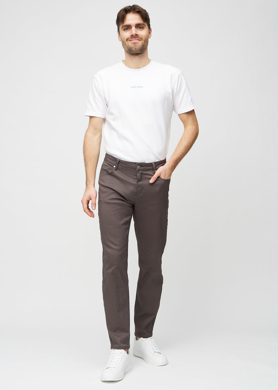 Helbild av modell i gråbruna regular jeans.