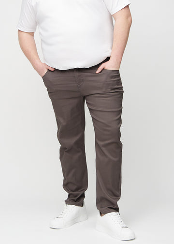 Gråbruna regular jeans, modellnamn Thunders, som går rakt ner längs benen på en plus size-modell, sedd framifrån.