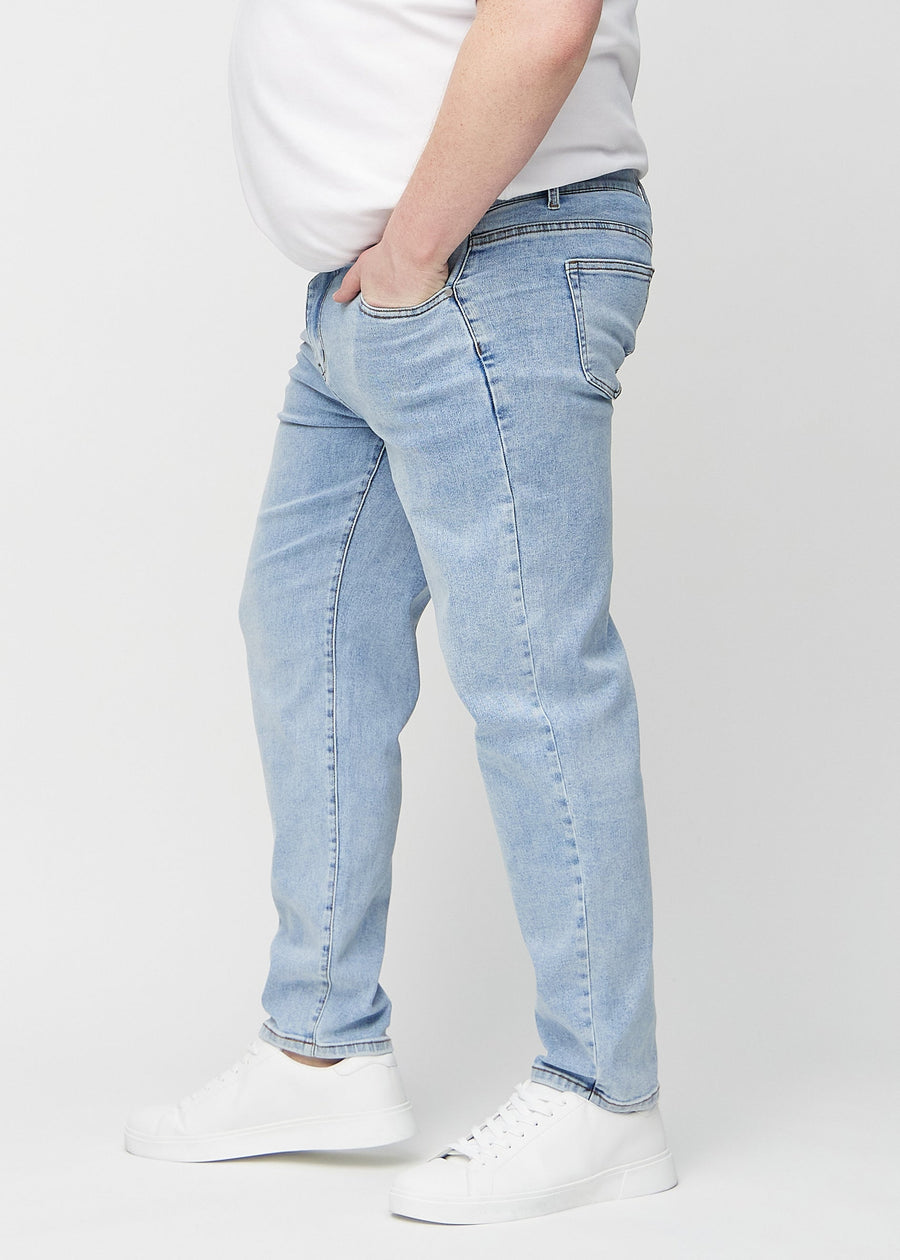Ljus denim regular jeans sett från sidan på en plus size-modell.