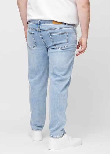 Ljus denim regular jeans sett bakifrån på en plus size-modell, så att man kan se hela produkten.