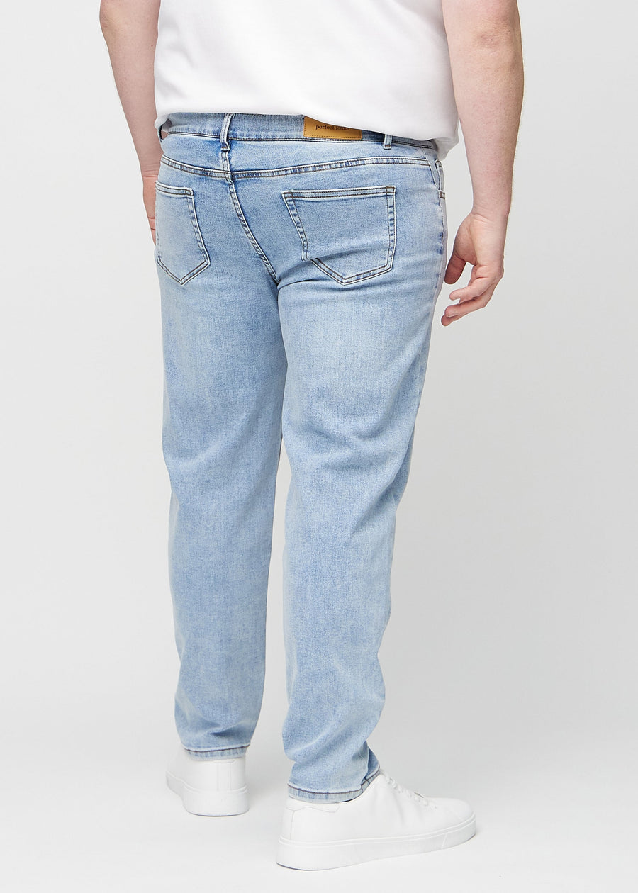 Ljus denim regular jeans sett bakifrån på en plus size-modell, så att man kan se hela produkten.