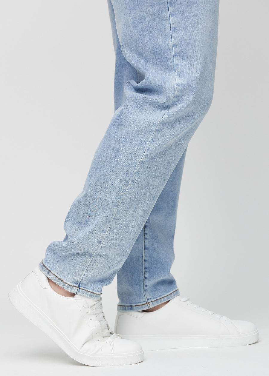 Anklarna på en plus size-modell, så att man kan se hur löst jeansen sitter.