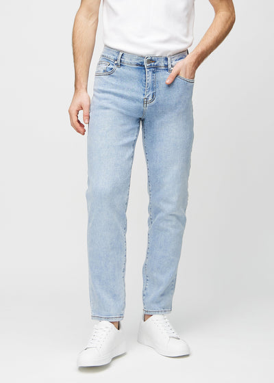 Ljus denim regular jeans, modellnamn Waves, som går rakt ner längs benet, sett framifrån.