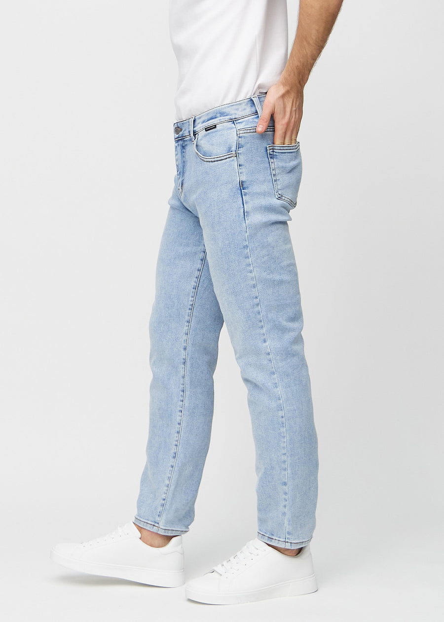 Ljus denim regular jeans sett från sidan på modell.