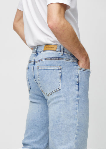 Ljus denim regular jeans sett bakifrån i närbild för att visa detaljer.