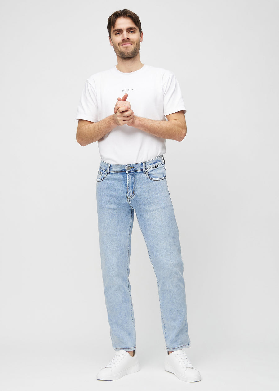 Helbild av modell i ljus denim regular jeans.