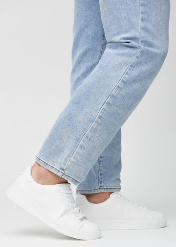 Anklarna på en modell, så att man kan se hur löst jeansen sitter.