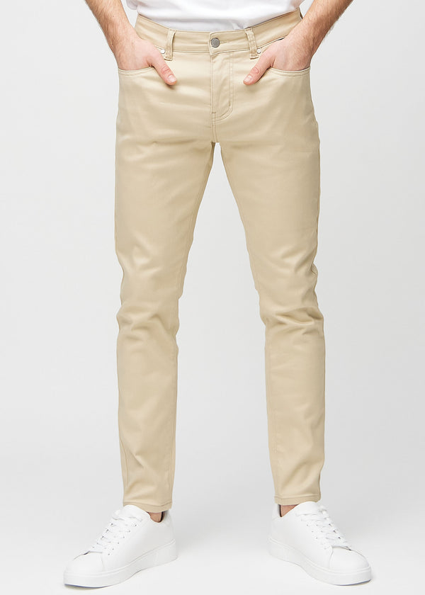 Beige jeans i slim fit, modellnamn Gazelles, som sitter tätt längs benen , sedda framifrån.