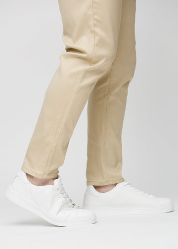 Anklarna på en plus size-modell som visar hur tätt jeansen sitter.