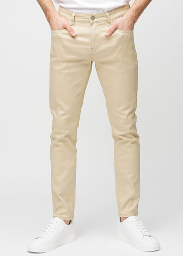 Beige jeans i slim fit, modellnamn Gazelles, som sitter tätt längs benen , sedda framifrån.