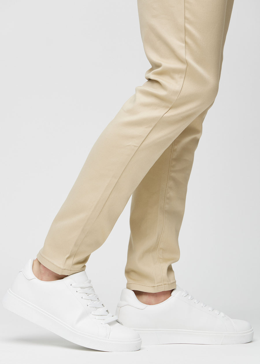Anklarna på en modell som visar hur tätt jeansen sitter.