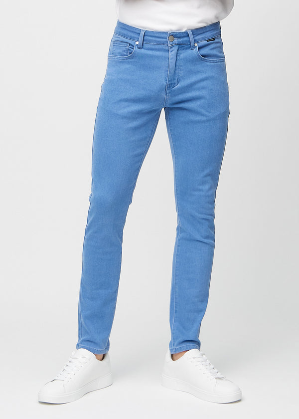 Blå jeans i slim fit, modellnamn Geraniums, som sitter tätt längs benen, sedda framifrån.