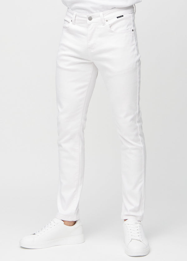 Vita jeans i slim fit, modellnamn Marguerites, som sitter tätt längs benen, sedda framifrån.