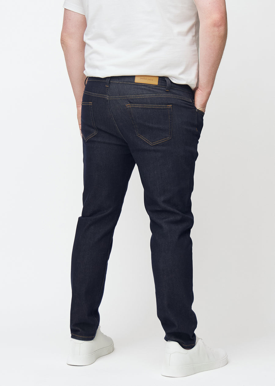 Djupt mörkblå denim jeans för män i färgen Midnights sedd bakifrån på plus-size-modell.