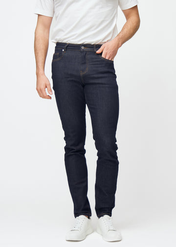 Djupt mörkblå denim jeans för män i färgen Midnights med slim passform, som sitter naturligt vid höften och följer benen tätare, sedd framifrån.