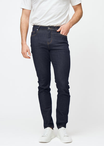 Djupt mörkblå denim jeans för män i färgen Midnights med slim passform, som sitter naturligt vid höften och följer benen tätare, sedd framifrån.