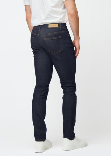 Djupt mörkblå denim jeans för män i färgen Midnights sedd bakifrån, så att passformen kan ses.