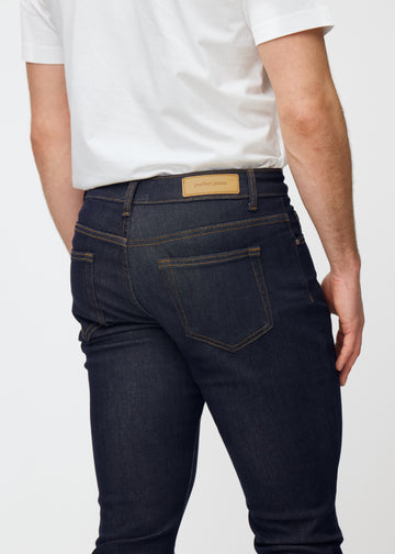 Djupt mörkblå denim jeans för män i färgen Midnights sedd bakifrån i närbild för att visa passform och detaljer.