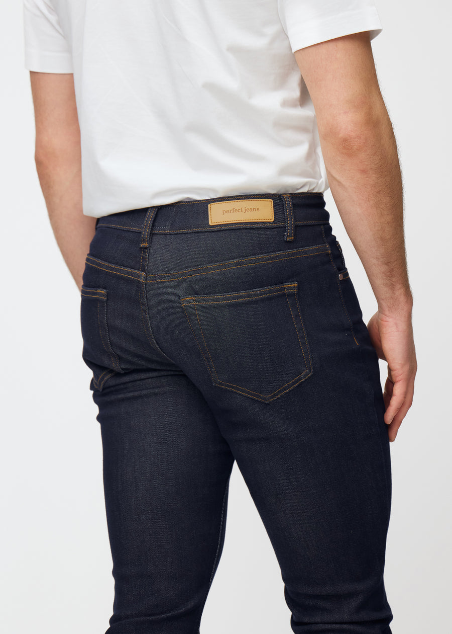 Djupt mörkblå denim jeans för män i färgen Midnights sedd bakifrån i närbild för att visa passform och detaljer.