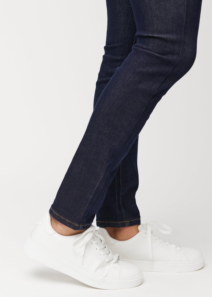 Närbild vid anklarna av djupt mörkblå Midnights denimjeans i slim fit för män, som visar det smala benslutet.