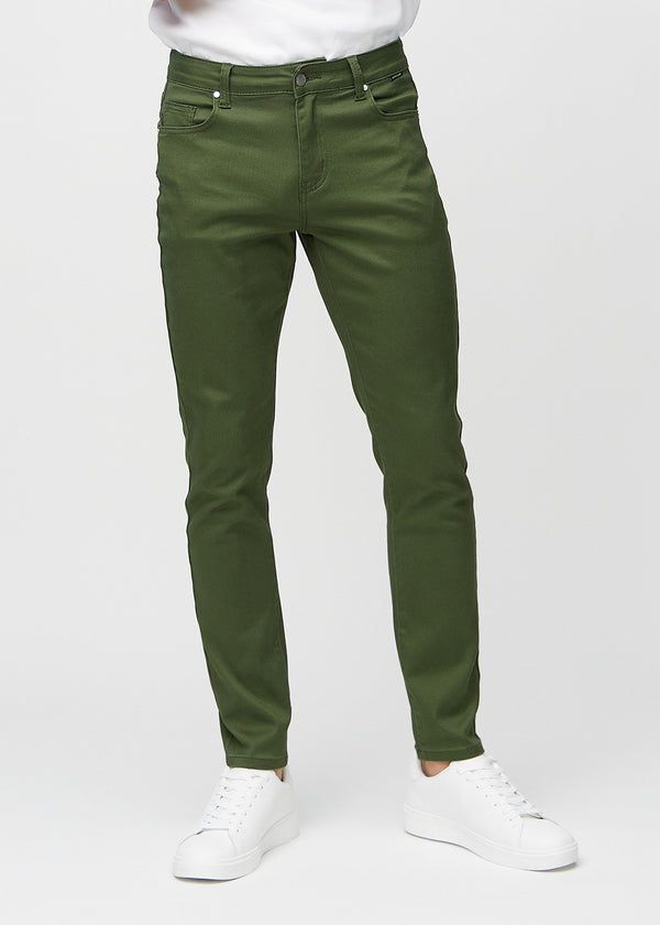 Mörkgröna jeans i slim fit, modellnamn Renewals, som sitter tätt längs benen, sedda framifrån.