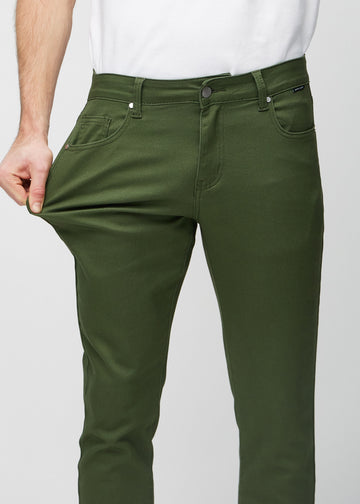 Model strækker jeansene ved låret for at vise stretch.